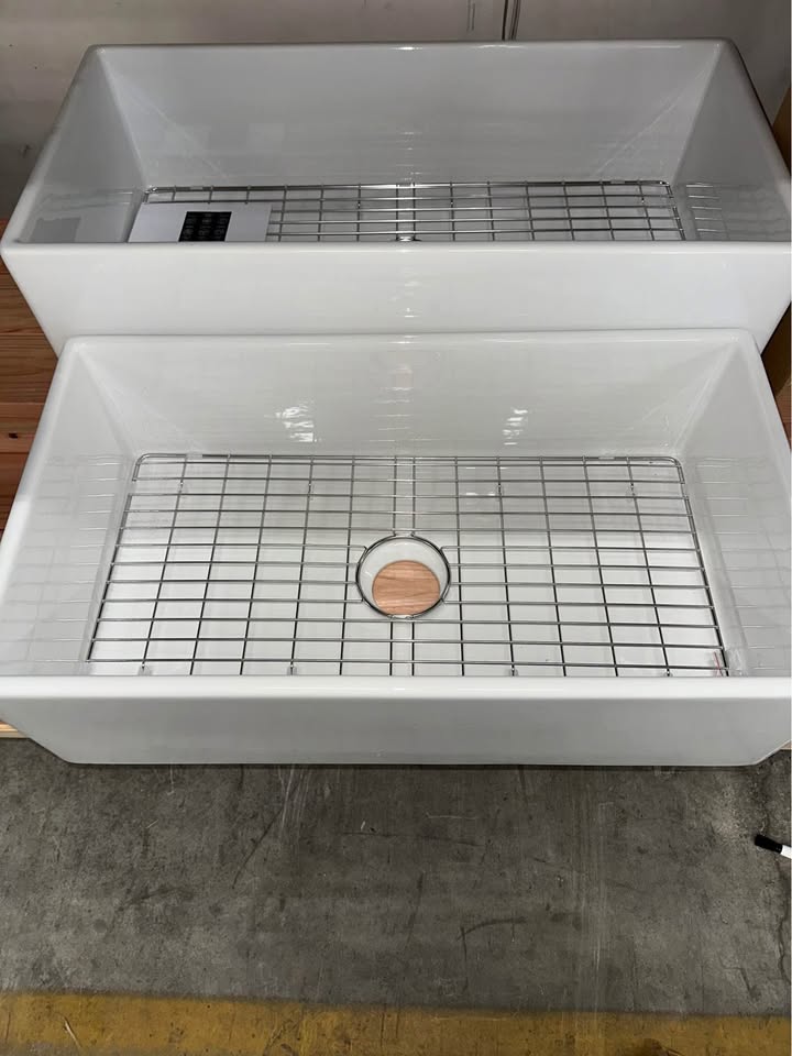 33x18x10 Fireclay Sink image 0